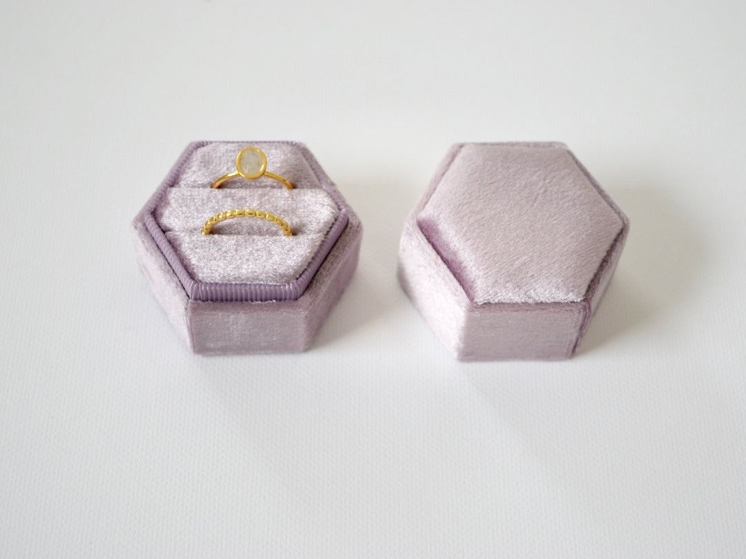 Velvet Love: Ringbox Hexagon aus Samt - Farbe Powder Violet