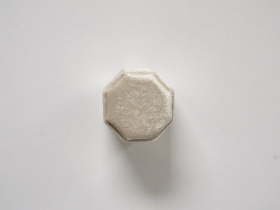 Velvet Love: Ringbox Octagon aus Samt - Farbe Almond
