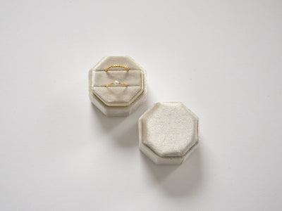 Velvet Love: Ringbox Octagon aus Samt - Farbe Almond