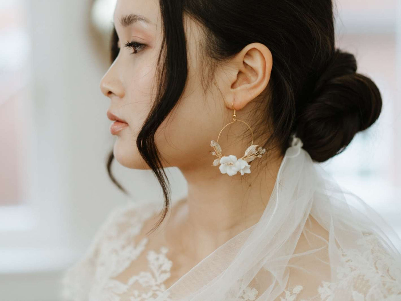 White Flowers: Ohrringe Djani  | Farbe gold