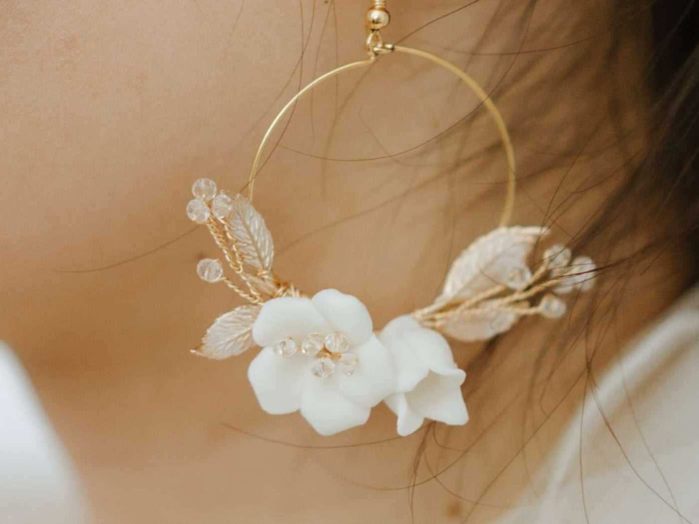 White Flowers: Ohrringe Djani  | Farbe gold