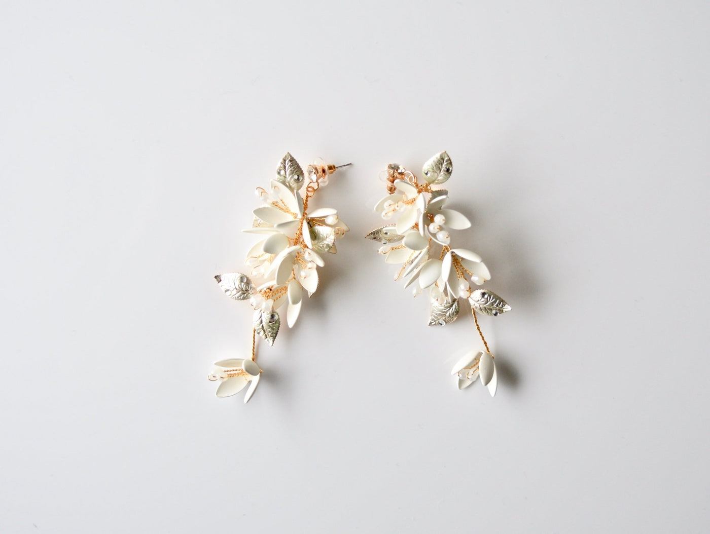 White Flowers: Ohrringe Lis | Farben gold & silber